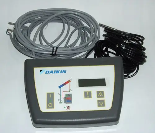 Gerät von Daikin mit einem Display und Steuerelementen. Dazu zwei Kabel, eines grau und eines schwarz, mit Temperatursensoren für Druckmessungen.